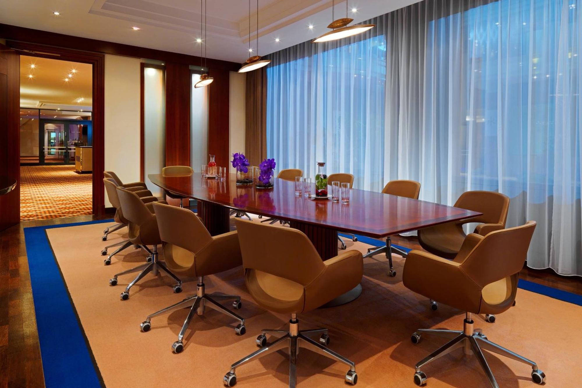 The Westin Grand Munich Hotel Exterior photo A boardroom at a hotel